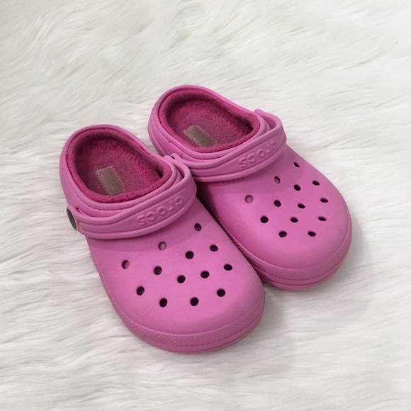 pink crocs with fuzz